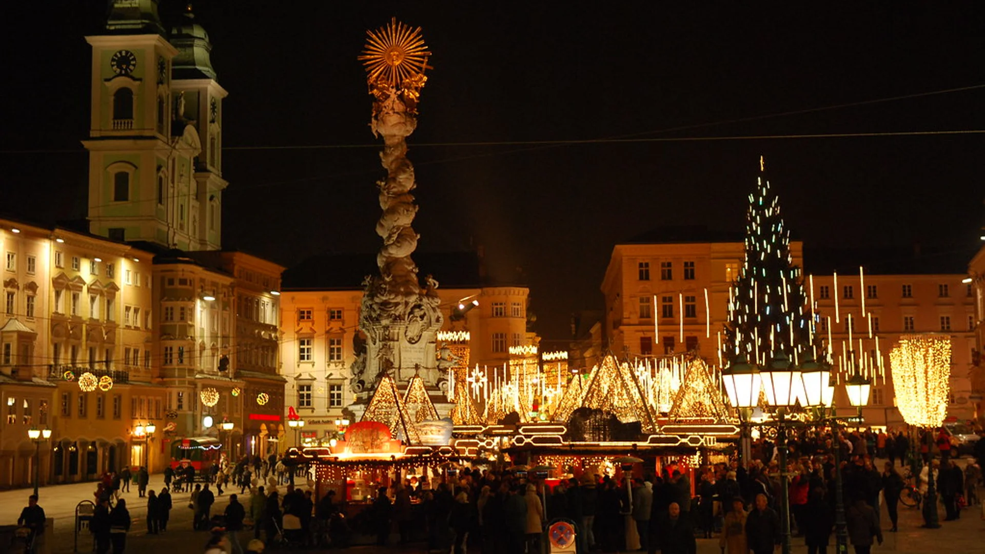 Adventdorf am Stadtplatz illuminated stalls Steyr festive atmosphere Stadtpfarrkirche