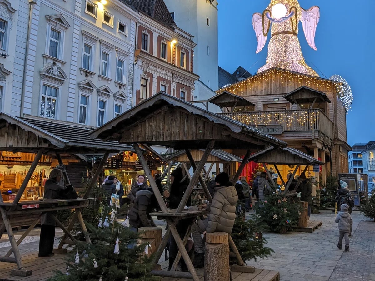 Welser Weihnachtswelt wooden stalls Wels magical atmosphere Stadtpfarrkirche spire