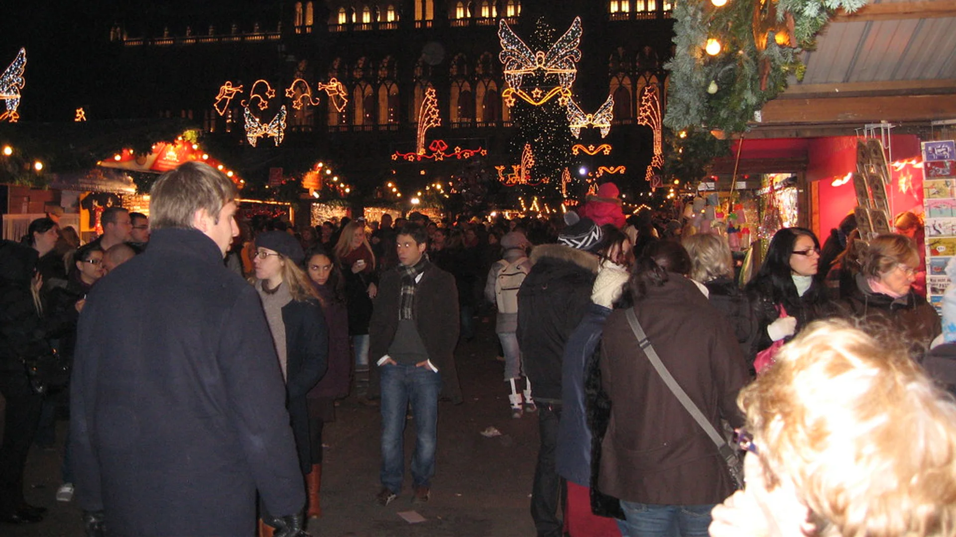 Bamberger Weihnachtsmarkt festive scene with illuminated Bamberg Cathedral in Bamberg, warm blue-hour atmosphere