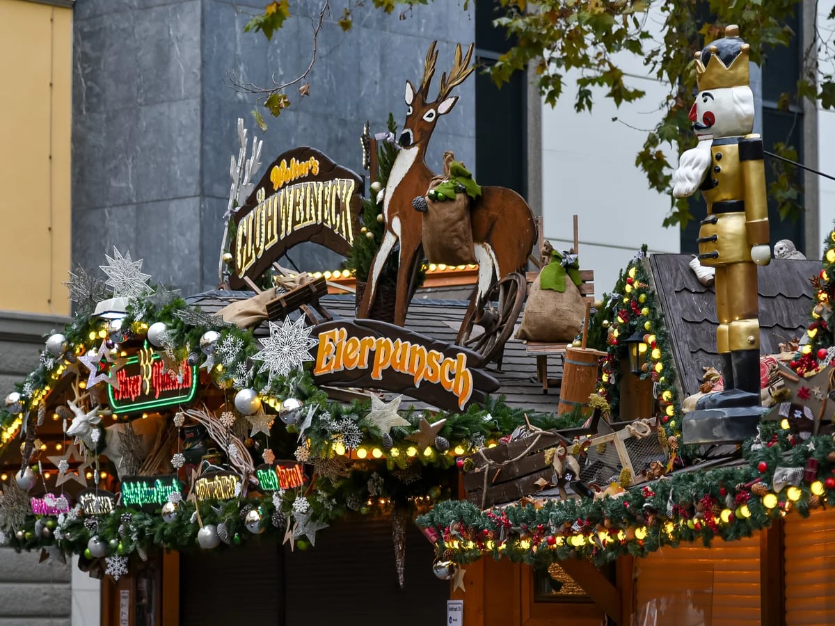 Bonner Weihnachtsmarkt - Bottlerplatz charming stall Bonn festive atmosphere historical architecture