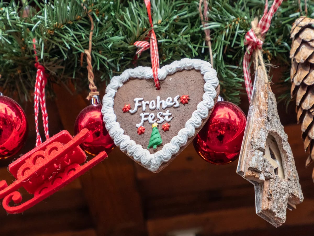 Bonner Weihnachtsmarkt - Münsterplatz gingerbread heart ornament Bonn festive atmosphere