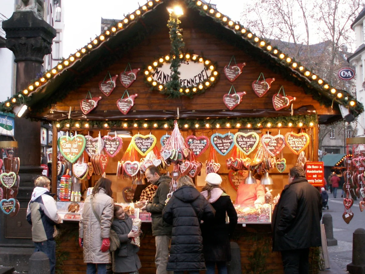 Bonner Weihnachtsmarkt - Poststraße gingerbread heart stall Bonn festive atmosphere