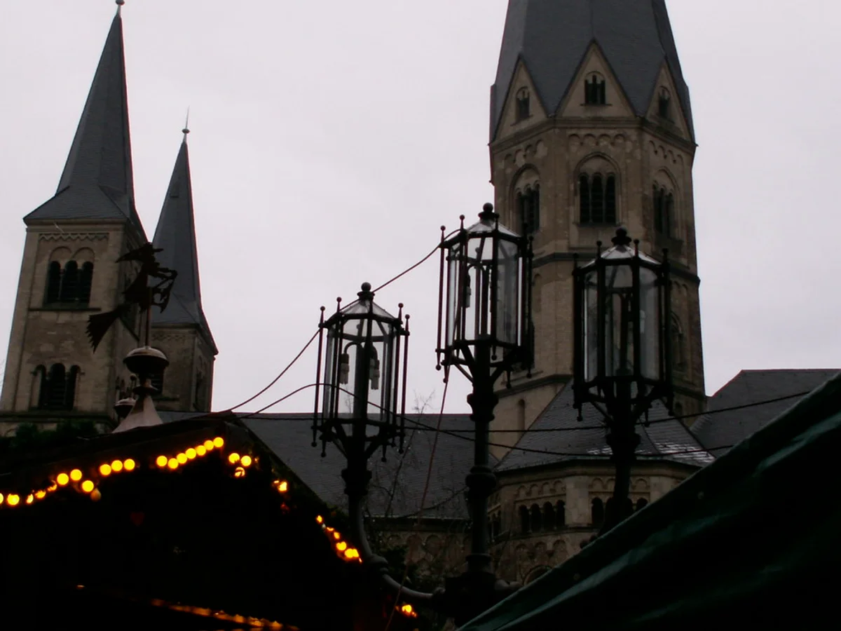 Bonner Weihnachtsmarkt - Vivatsgasse glowing stalls Bonn festive atmosphere Bonn Minster