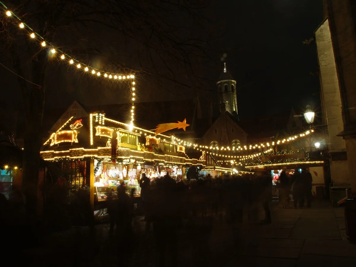 Braunschweiger Weihnachtsmarkt warm festive lights Braunschweig enchanting atmosphere Martinskirche