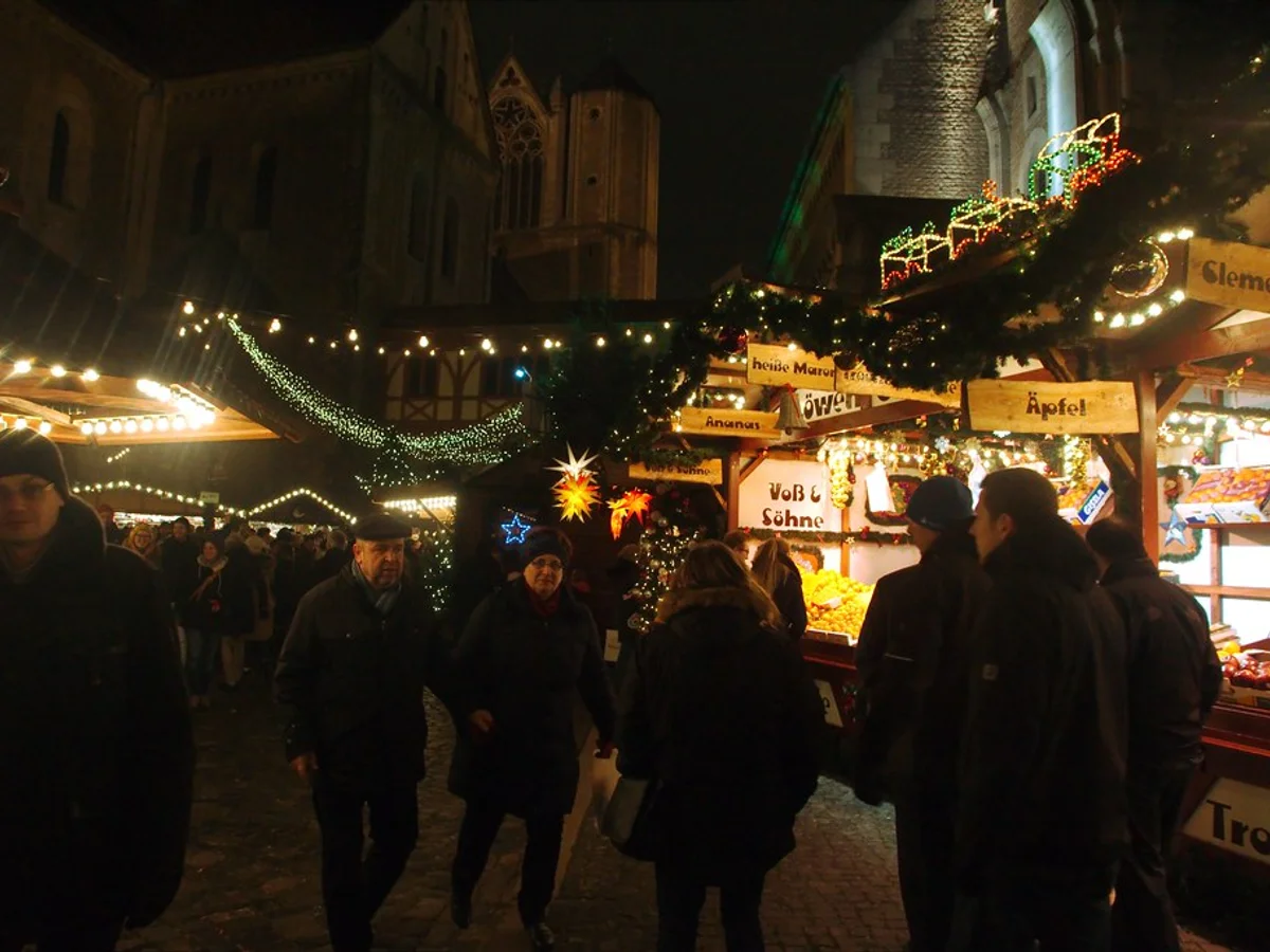 Braunschweiger Weihnachtsmarkt festive crowds Burgplatz Braunschweig magical atmosphere historic architecture