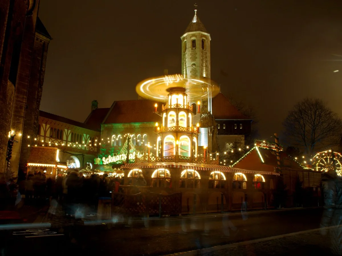 Braunschweiger Weihnachtsmarkt festive glow Braunschweig Burgplatz illuminated spire
