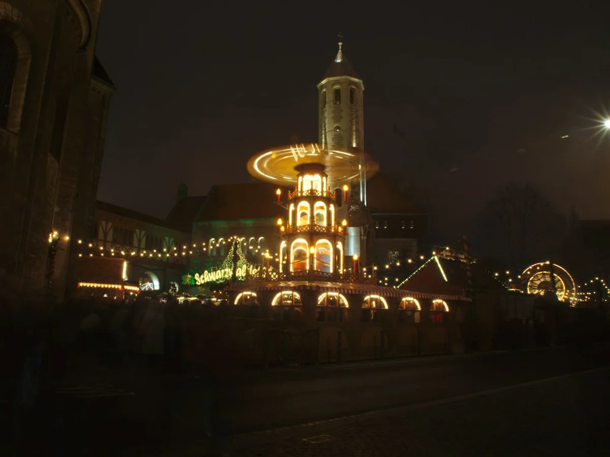 Braunschweiger Weihnachtsmarkt illuminated pyramid Braunschweig twilight atmosphere Burgplatz