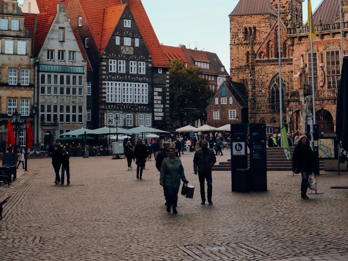 Bremen winter scene showcasing Marktplatz and Stephansdom spire