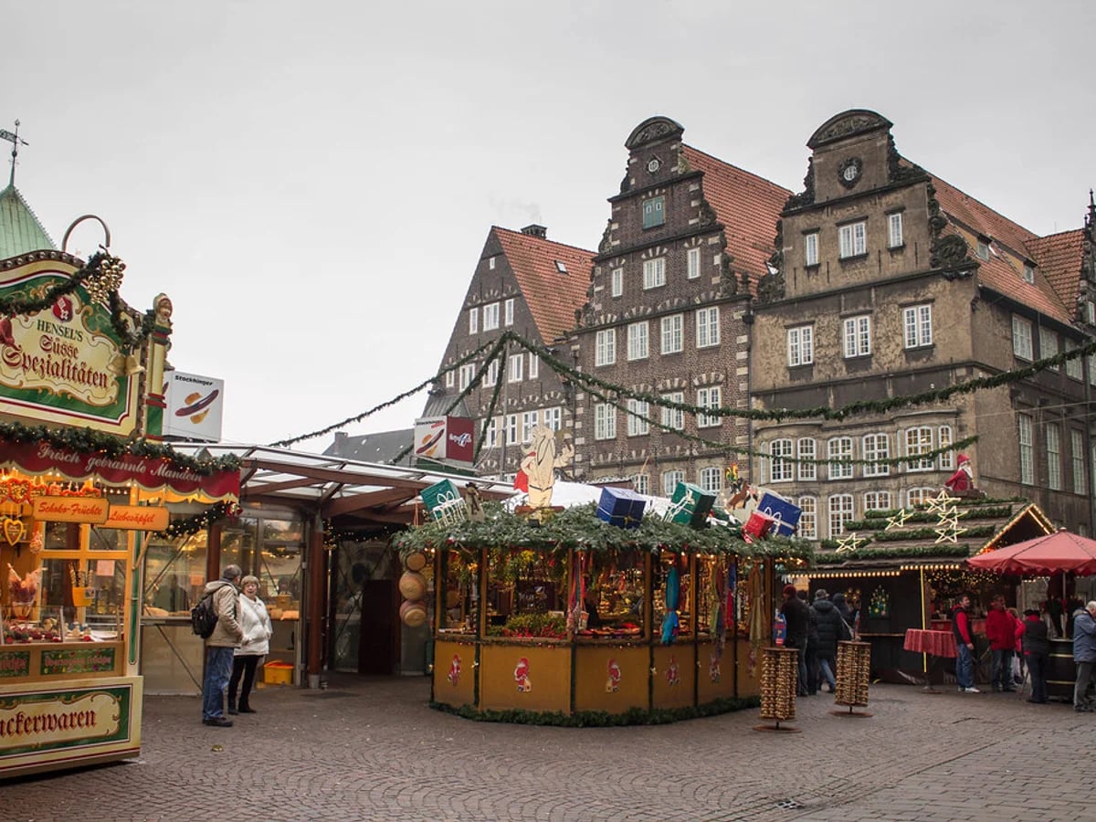 Weihnachtsmarkt Bremen bustling with visitors at Bremer Marktplatz featuring Renaissance architecture