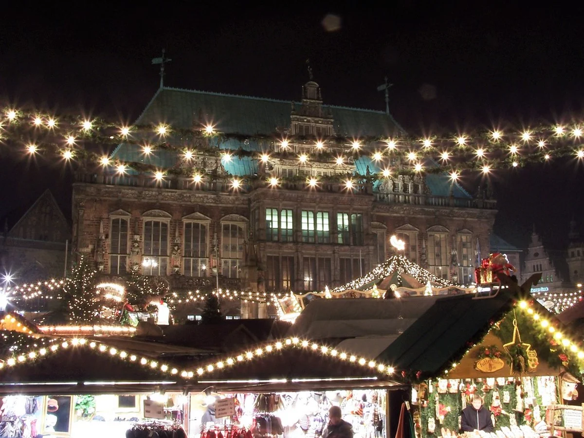 Weihnachtsmarkt Bremen festive atmosphere in Bremen with illuminated Bremer Rathaus