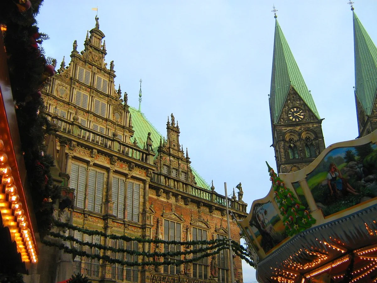 Weihnachtsmarkt Bremen festively illuminated at Bremer Marktplatz with Rathaus and St. Petri Dom spires