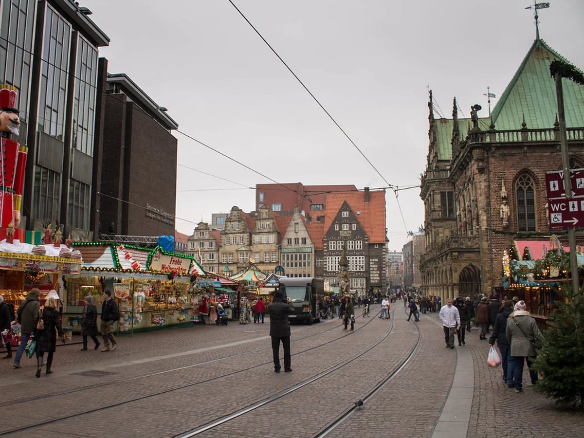Weihnachtsmarkt Bremen wooden stalls Bremer Marktplatz festive atmosphere St. Petri Dom