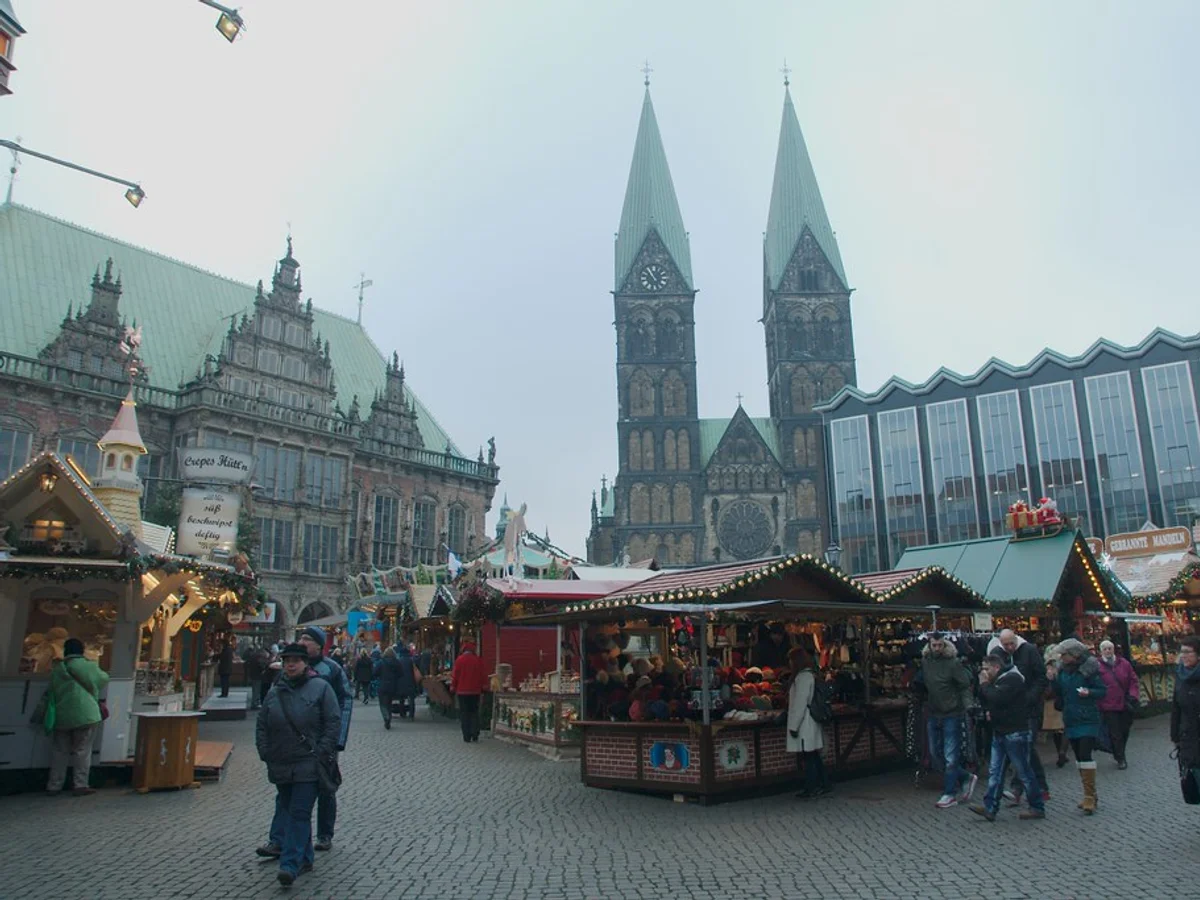 Weihnachtsmarkt Bremen festive crowds Bremer Marktplatz holiday atmosphere St. Petri Dom