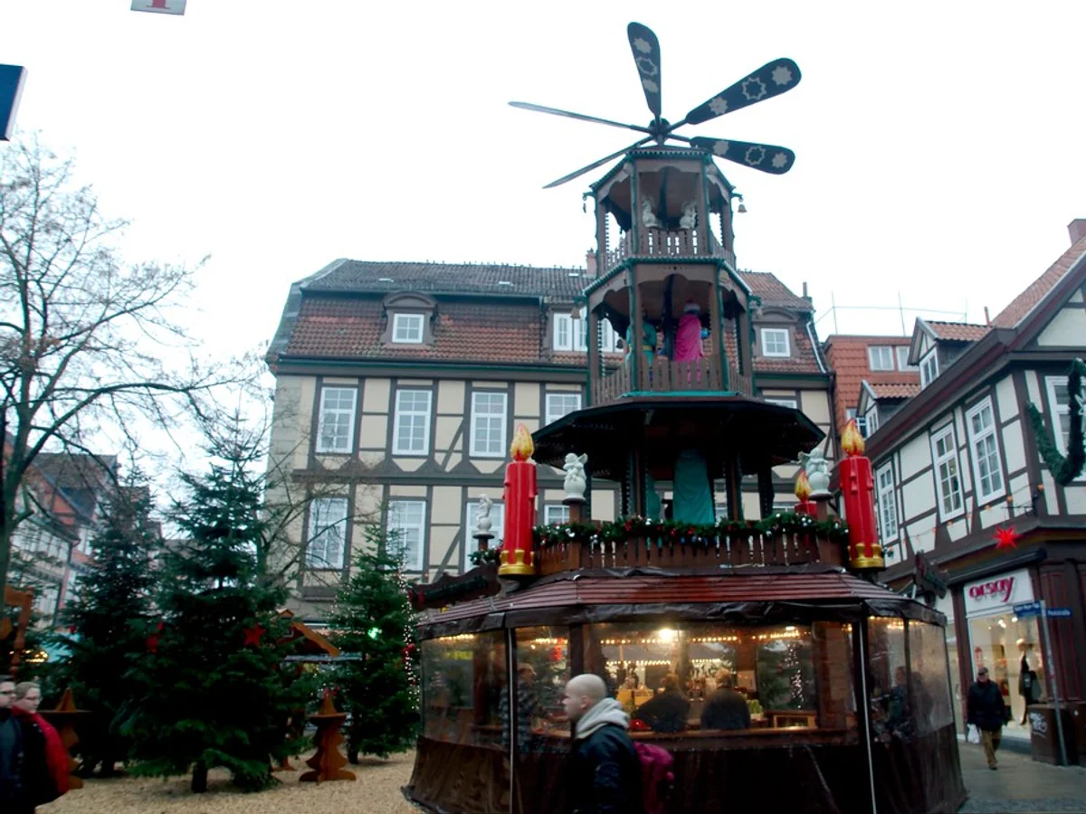 Celler Weihnachtsmarkt carousel in Celle with festive decorations and half-timbered buildings