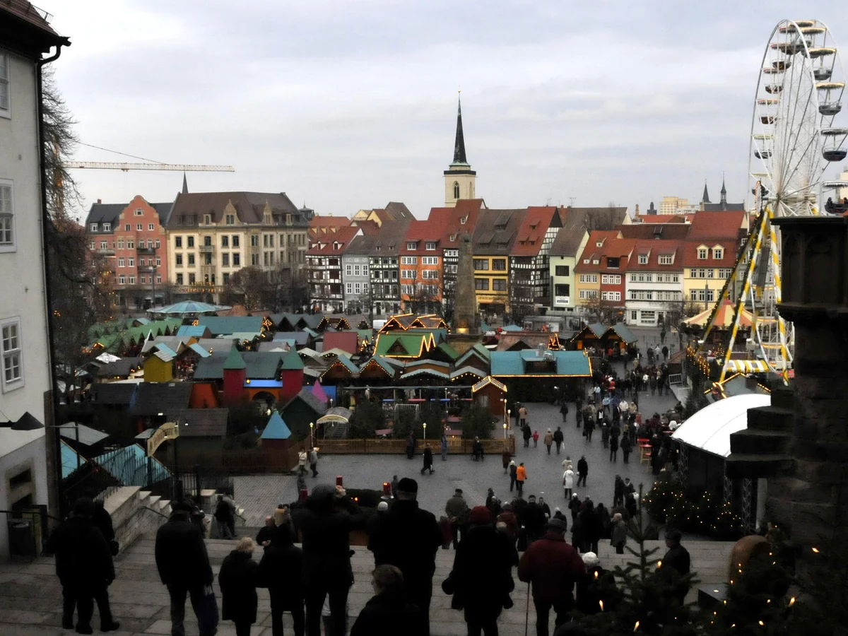 Erfurter Weihnachtsmarkt vibrant stalls Erfurt festive atmosphere Domplatz cathedral