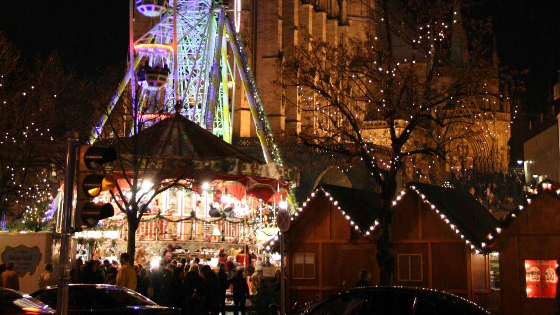 Erfurter Weihnachtsmarkt - illuminated Ferris wheel in Erfurt at twilight with cathedral spires