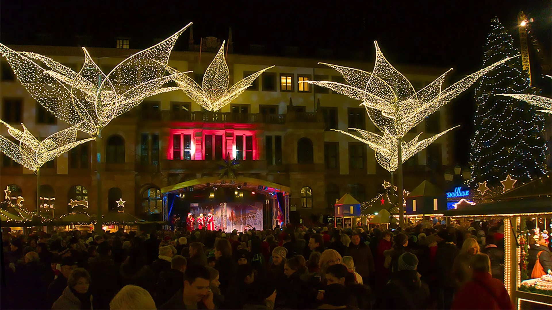 Erlanger Waldweihnacht golden leaves Schloßplatz Erlangen enchanting atmosphere Baroque palace