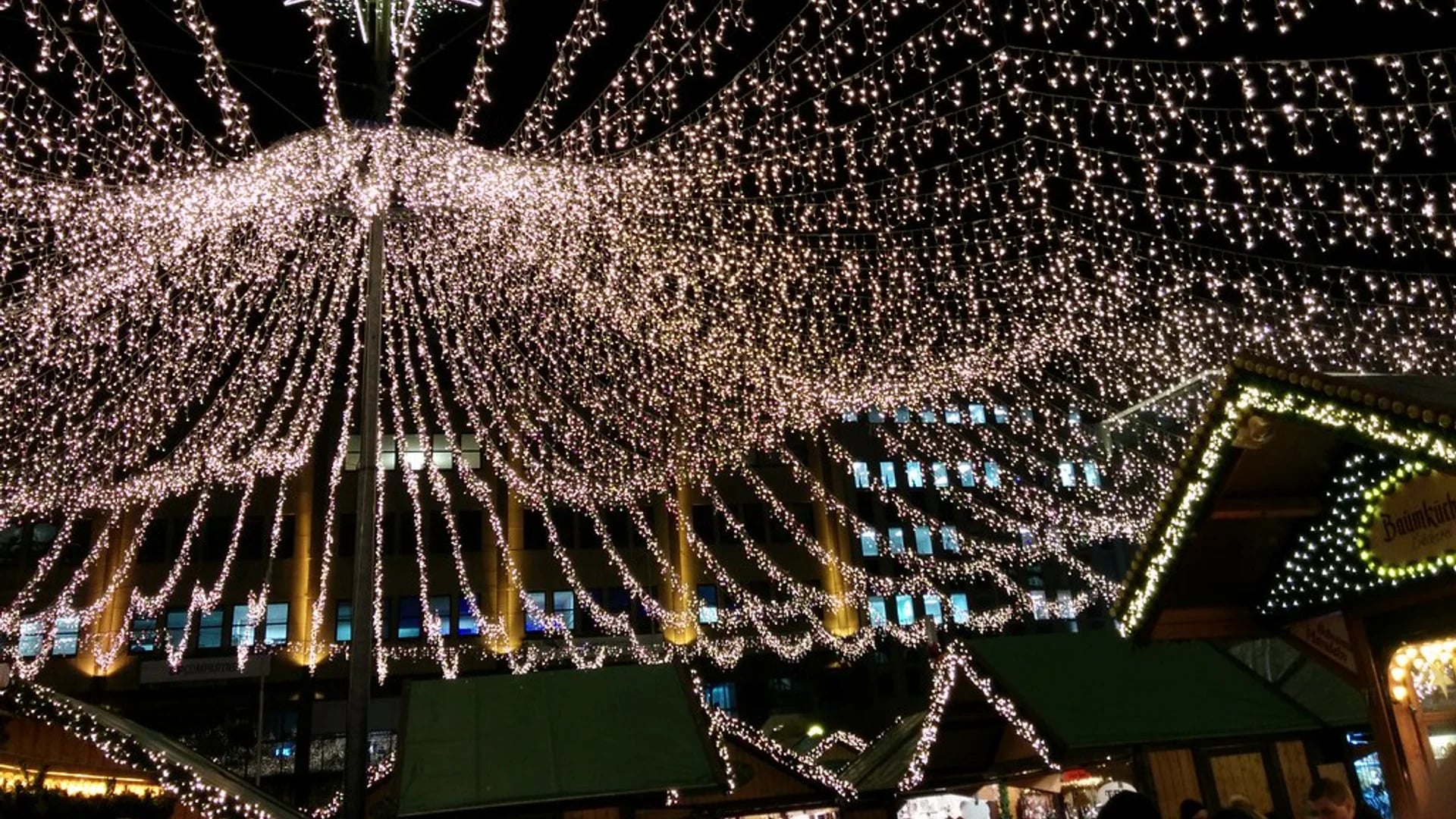 Internationaler Weihnachtsmarkt Essen light canopy Willy-Brandt-Platz enchanting atmosphere
