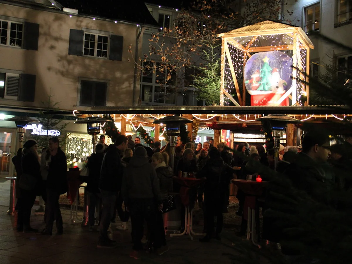 Mittelaltermarkt & Weihnachtsmarkt - Marktplatz illuminated by festive lights in Esslingen am Neckar at blue hour