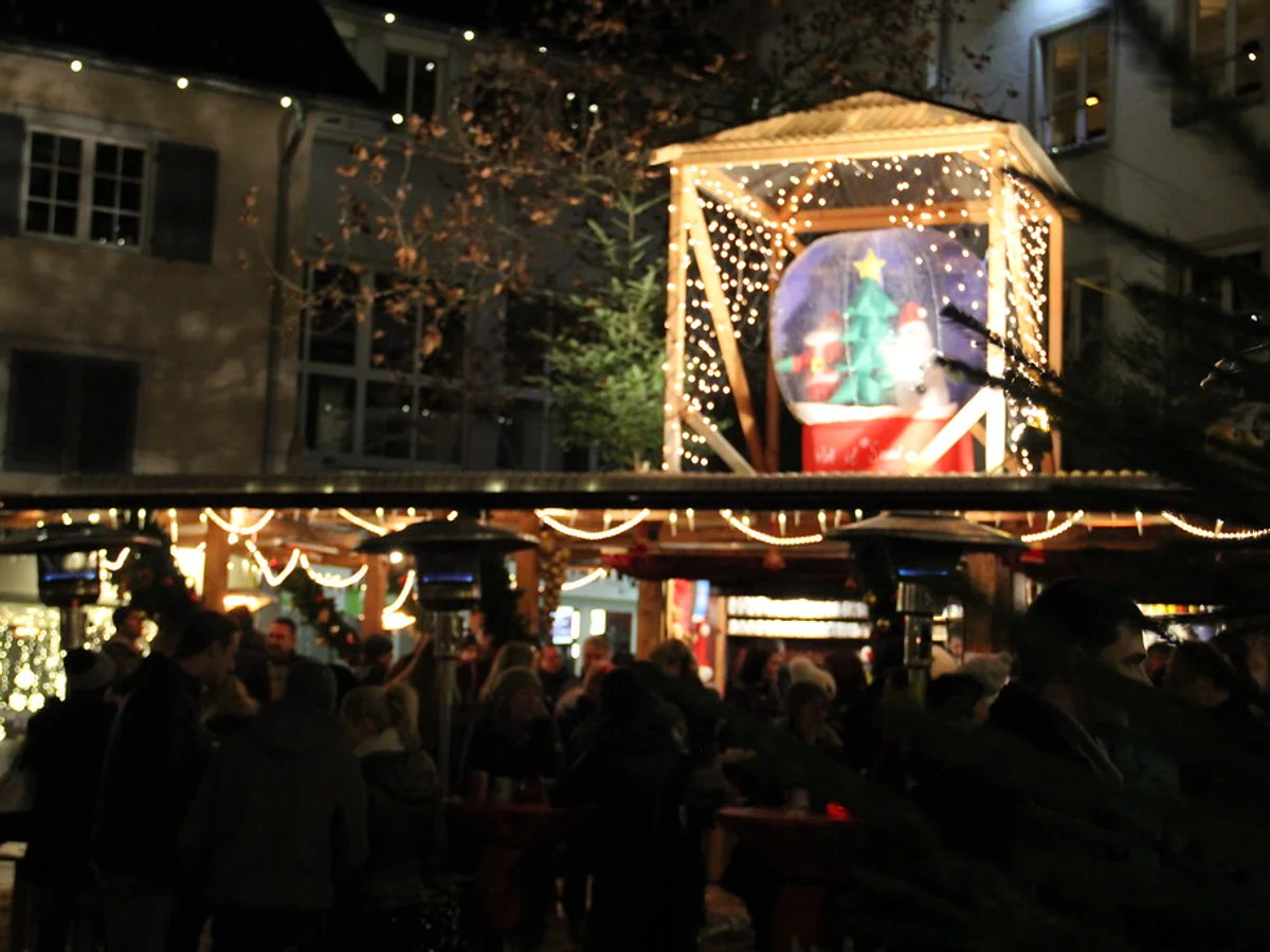Mittelaltermarkt & Weihnachtsmarkt - Marktplatz giant snow globe Esslingen am Neckar festive evening atmosphere