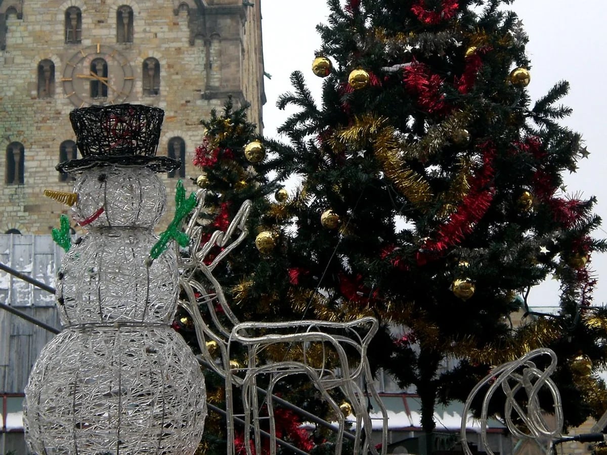 Mittelaltermarkt & Weihnachtsmarkt - Marktplatz in Esslingen am Neckar with St. Dionys Church and festive decorations