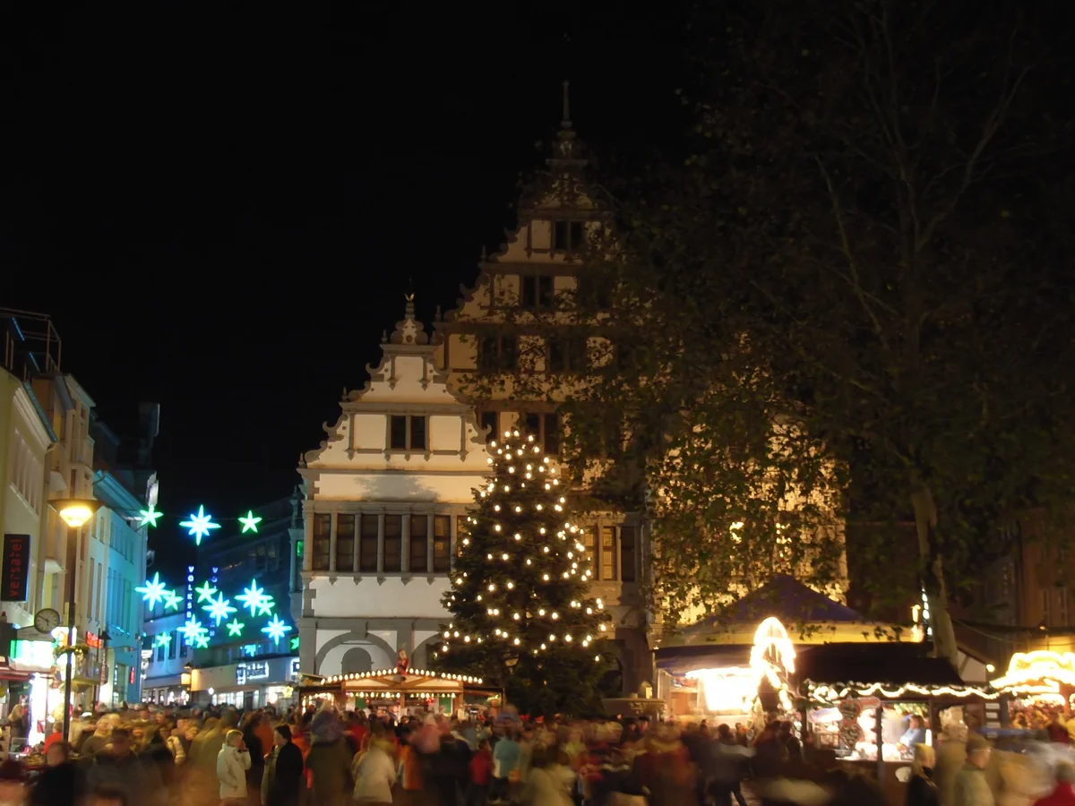 Mittelaltermarkt & Weihnachtsmarkt - Rathausplatz festive scene Esslingen am Neckar illuminated Rathaus