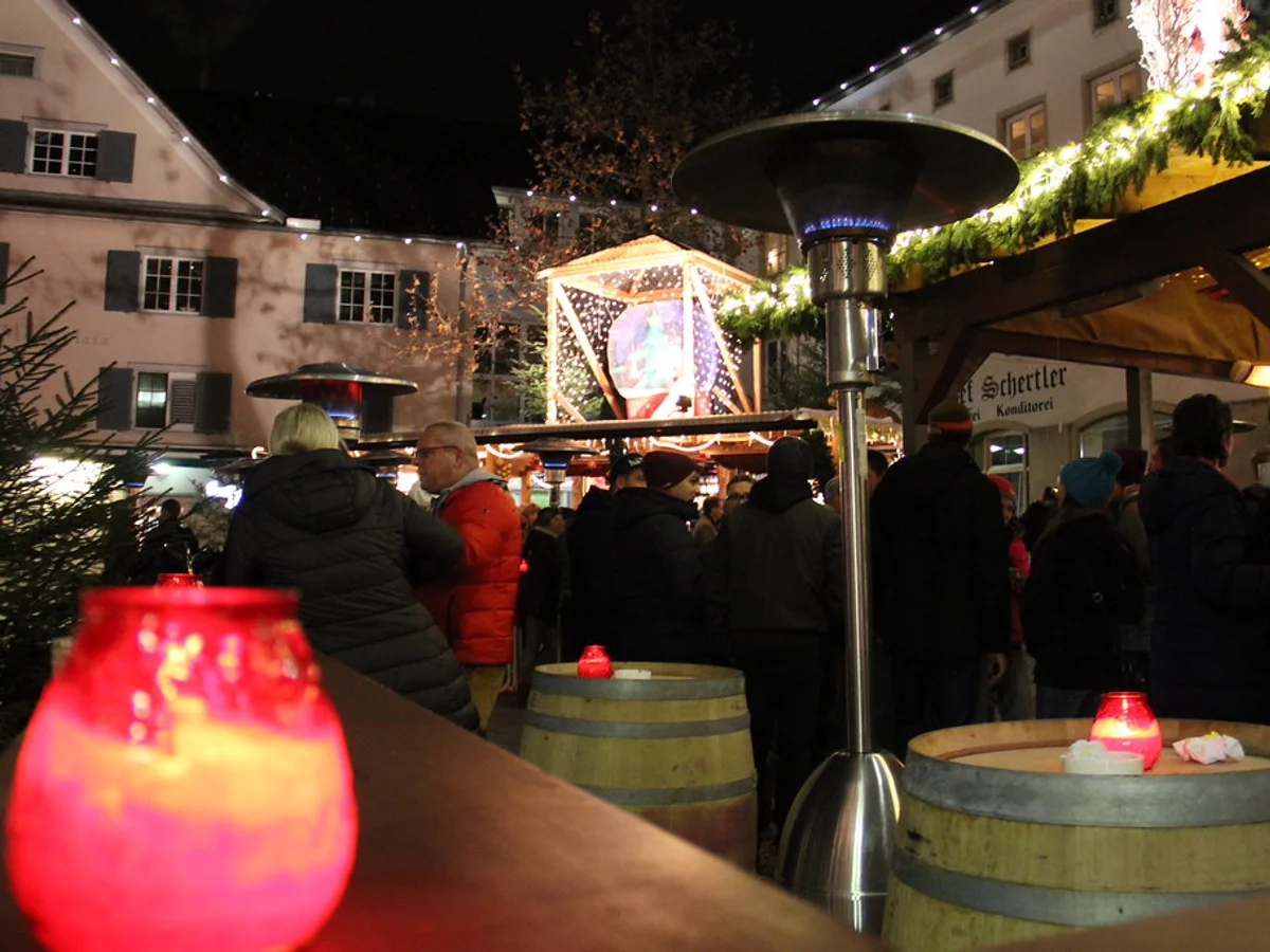 Weihnachtsmarkt & Weihnachtswald Goslar - Marktplatz glowing red lanterns festive crowds historic architecture