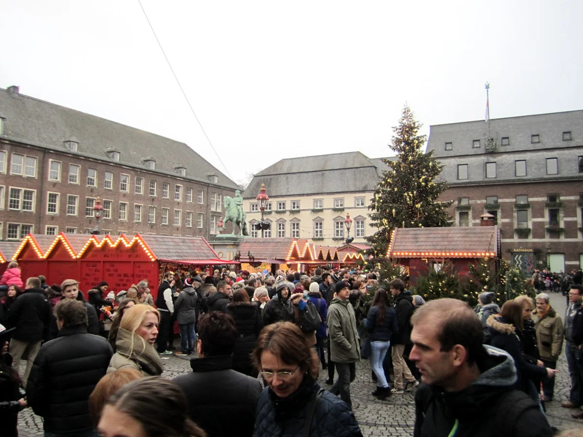 Weihnachtsmarkt & Weihnachtswald Goslar - Marktplatz bustling with festive crowds and iconic medieval architecture