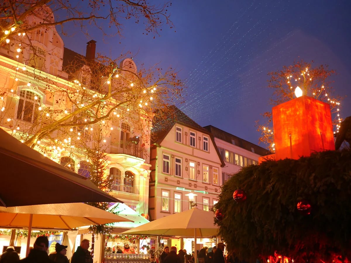 Weihnachtsmarkt & Weihnachtswald Goslar - Marktplatz at twilight with illuminated red lantern and festive stalls