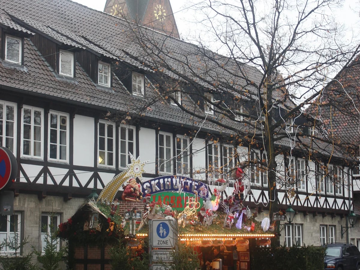 Weihnachtsmarkt Hannover festive stalls in Hannover Altstadt with Marktkirche spire