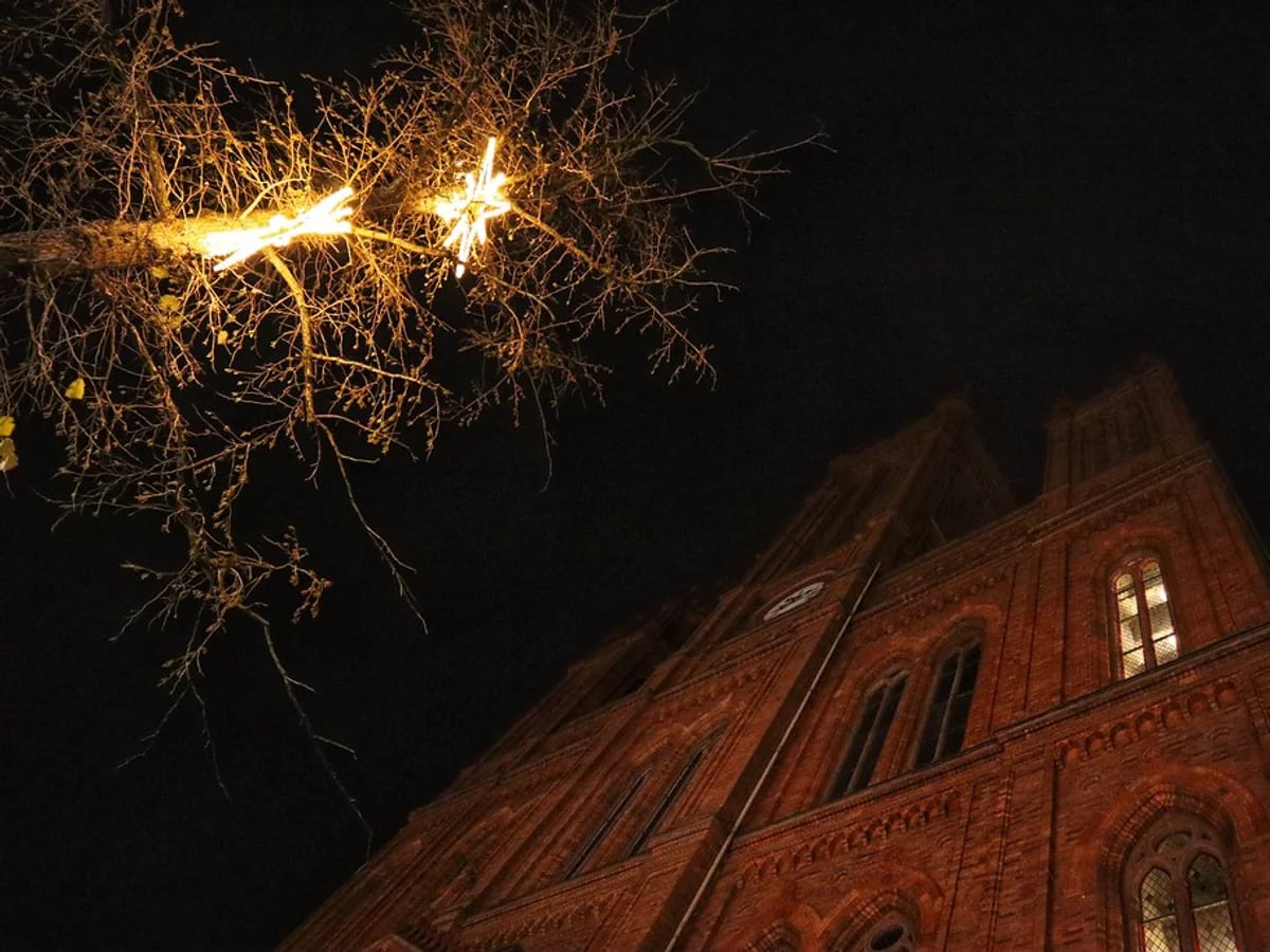 Weihnachtsmarkt Hannover - Marktkirche's illuminated facade at night creates a magical atmosphere in Hannover.