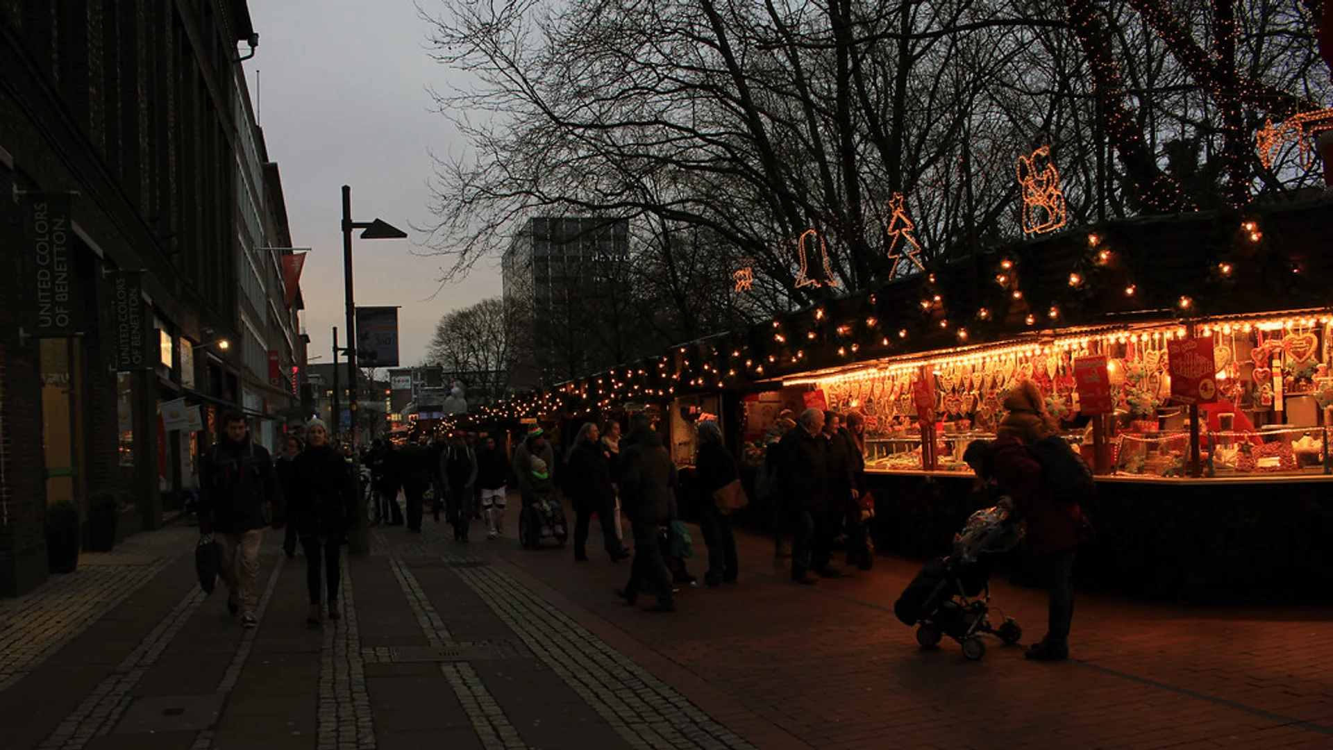 Kieler Weihnachtsmarkt illuminated stalls Kiel warm atmosphere city centre
