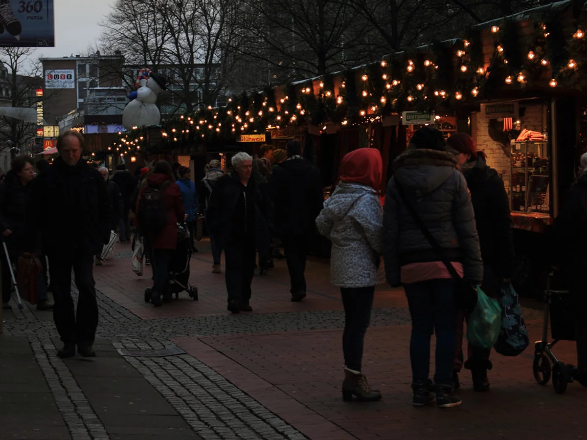 Kieler Weihnachtsmarkt glowing stalls Kiel magical atmosphere twilight crowd