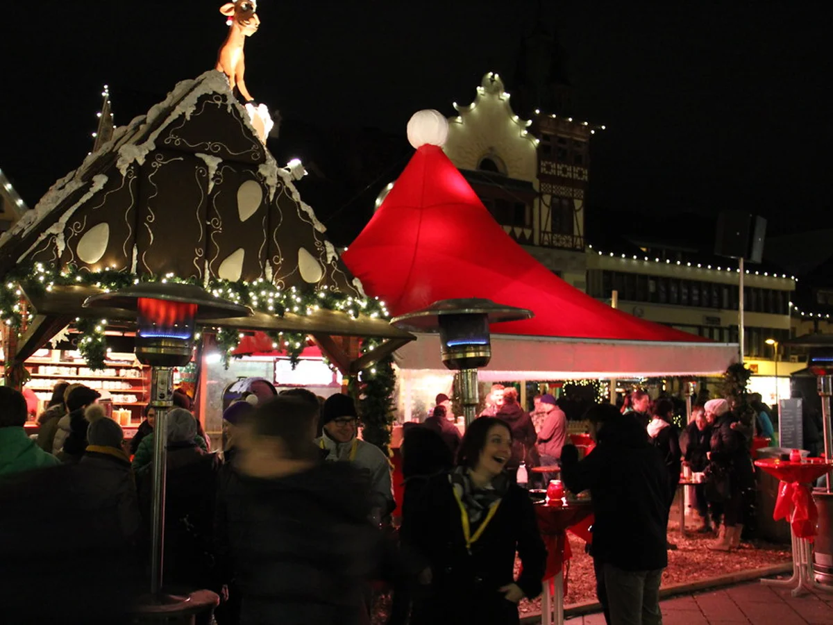 Ludwigsburger Barock-Weihnachtsmarkt festive atmosphere Ludwigsburg illuminated Baroque church