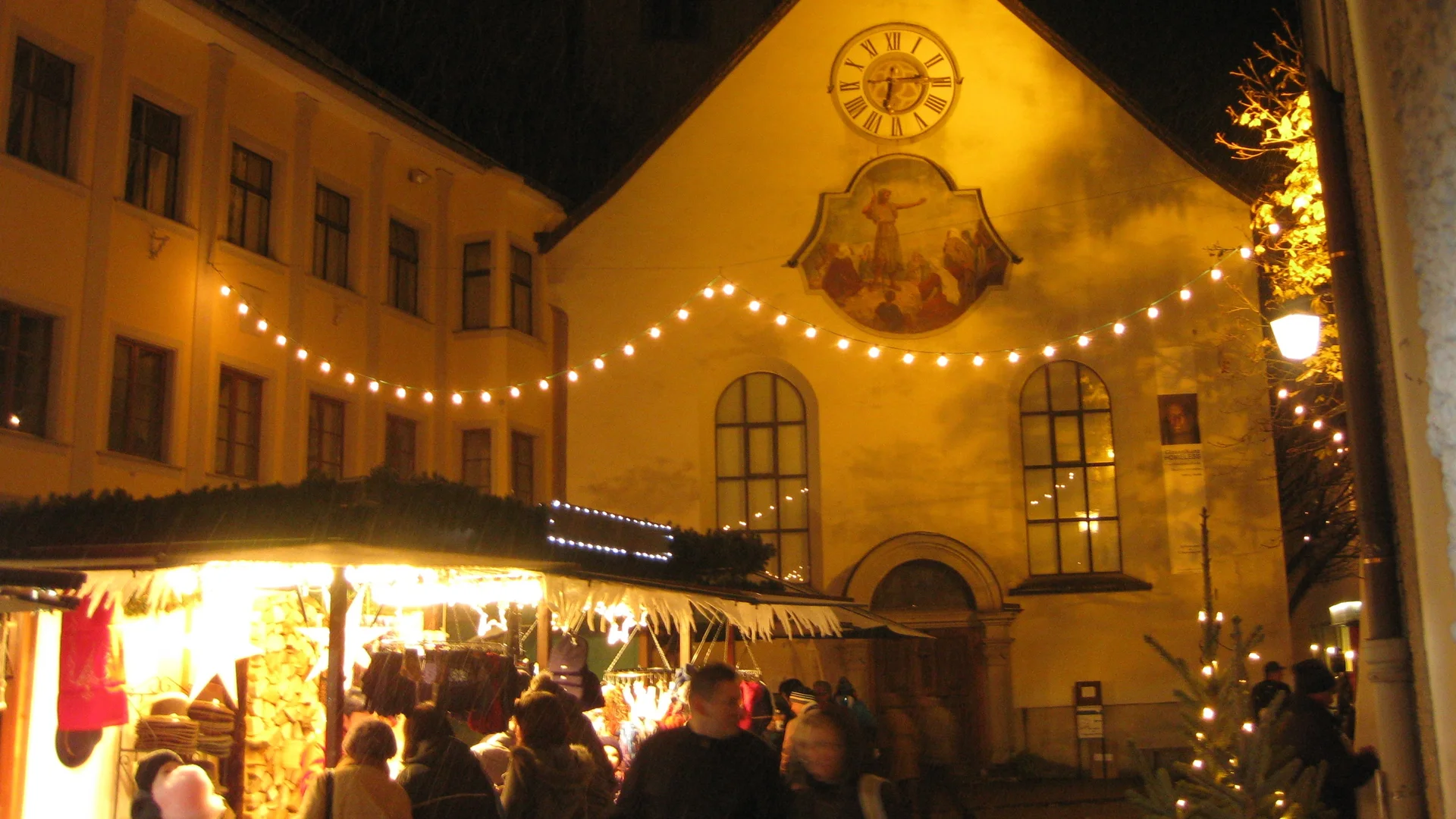 Ludwigsburger Barock-Weihnachtsmarkt illuminated stalls Ludwigsburg warm festive atmosphere St. Martin's Church