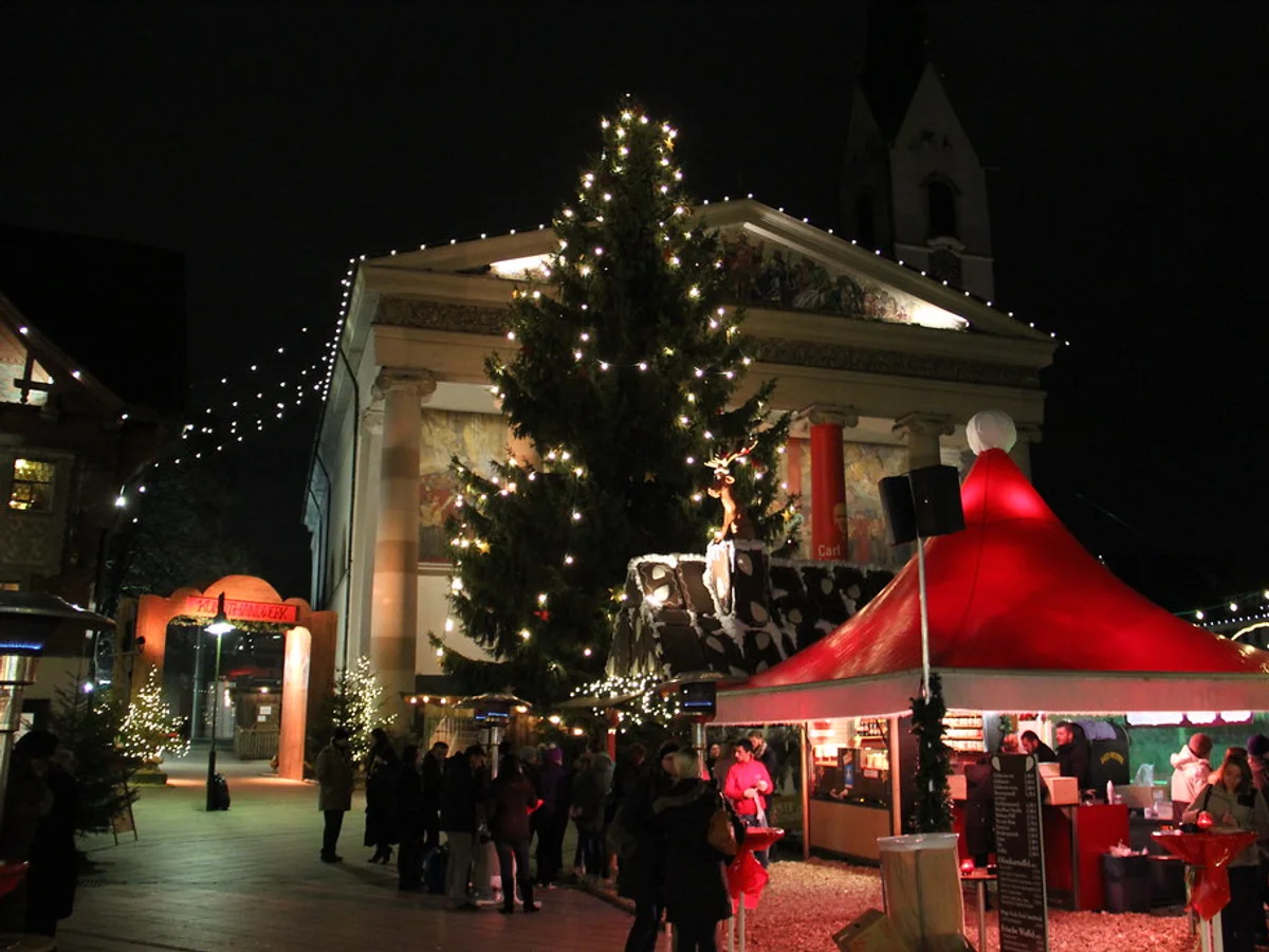 Ludwigsburger Barock-Weihnachtsmarkt twinkling lights Ludwigsburg festive atmosphere Baroque church