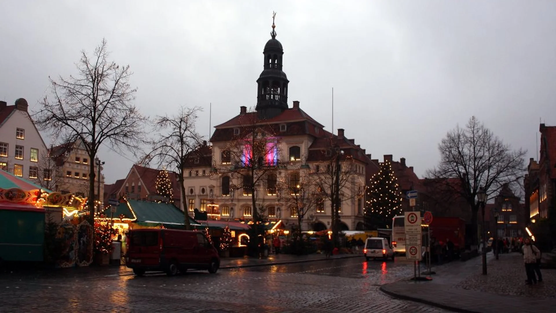 TO HUUS Weihnachtsmarkt warm lights Lüneburg twilight iconic Town Hall