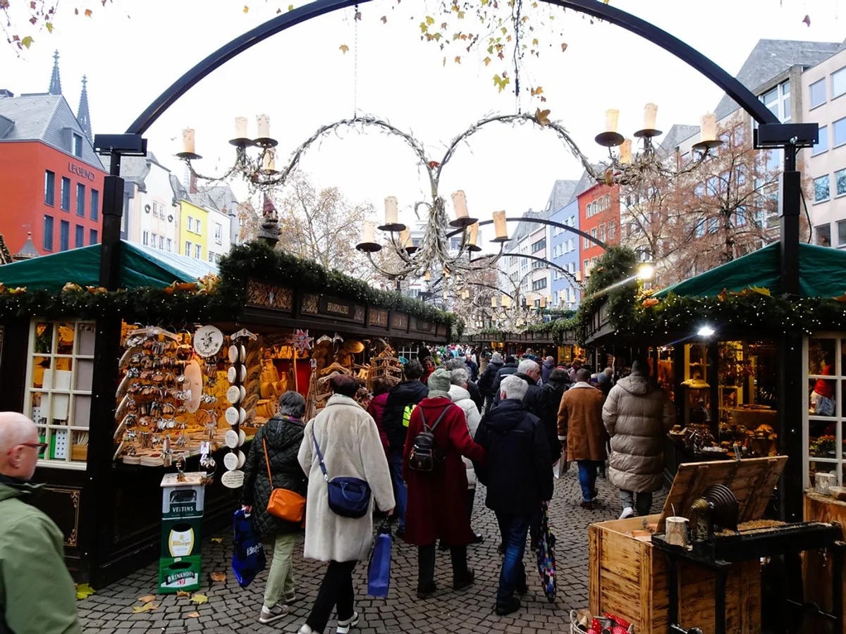 Magdeburger Weihnachtsmarkt bustling crowd Magdeburg festive atmosphere Cathedral