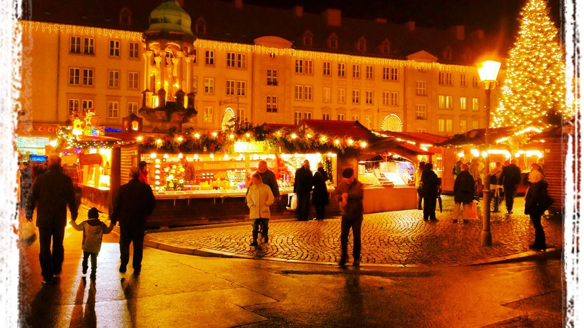 Magdeburger Weihnachtsmarkt warm glow Magdeburg festive atmosphere Renaissance City Hall