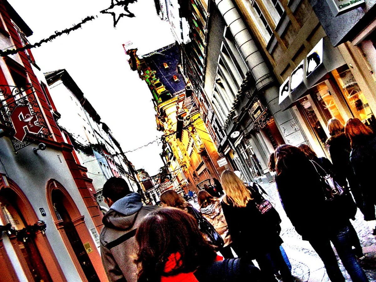 Mainzer WinterZeit festive decorations and crowds in Mainz city center