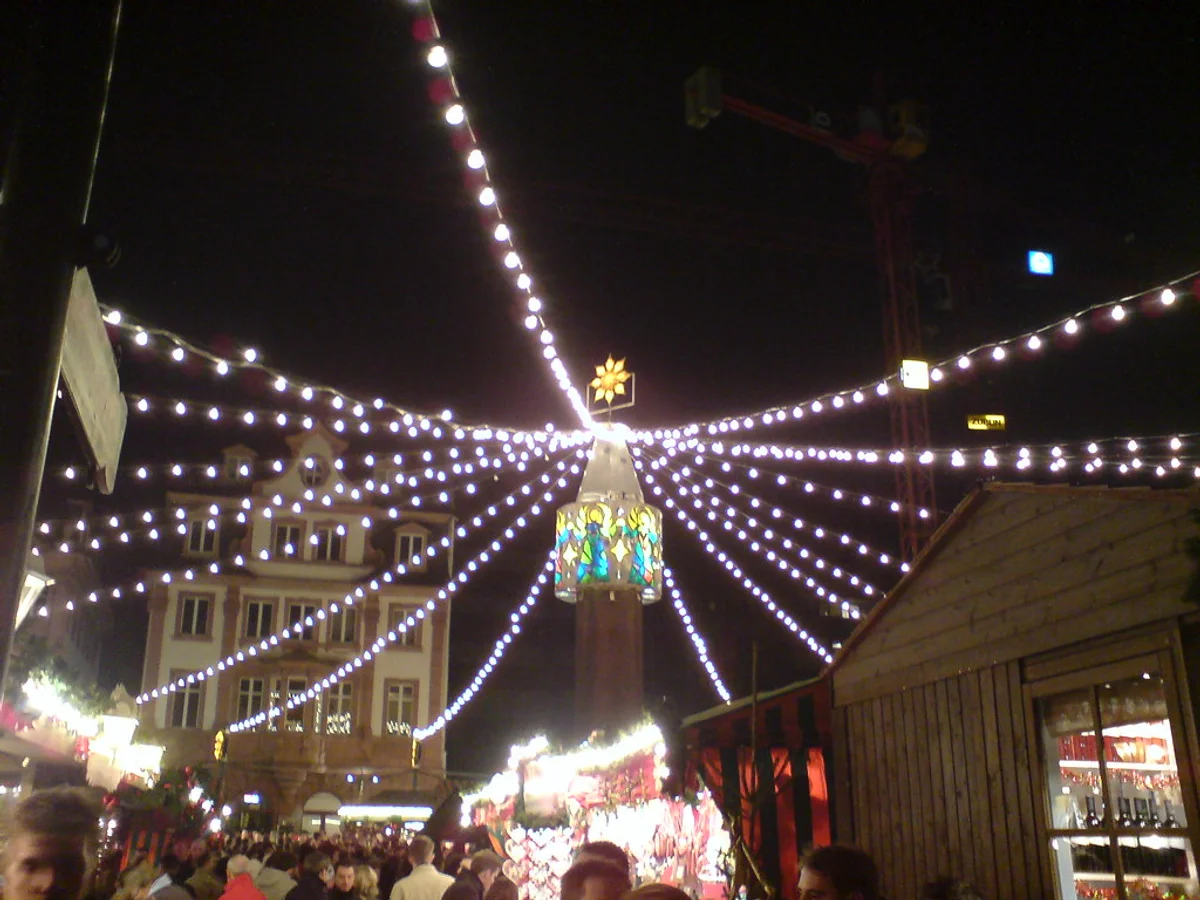 Mainzer WinterZeit illuminated stalls Mainz Christmas market festive atmosphere Mainz Cathedral