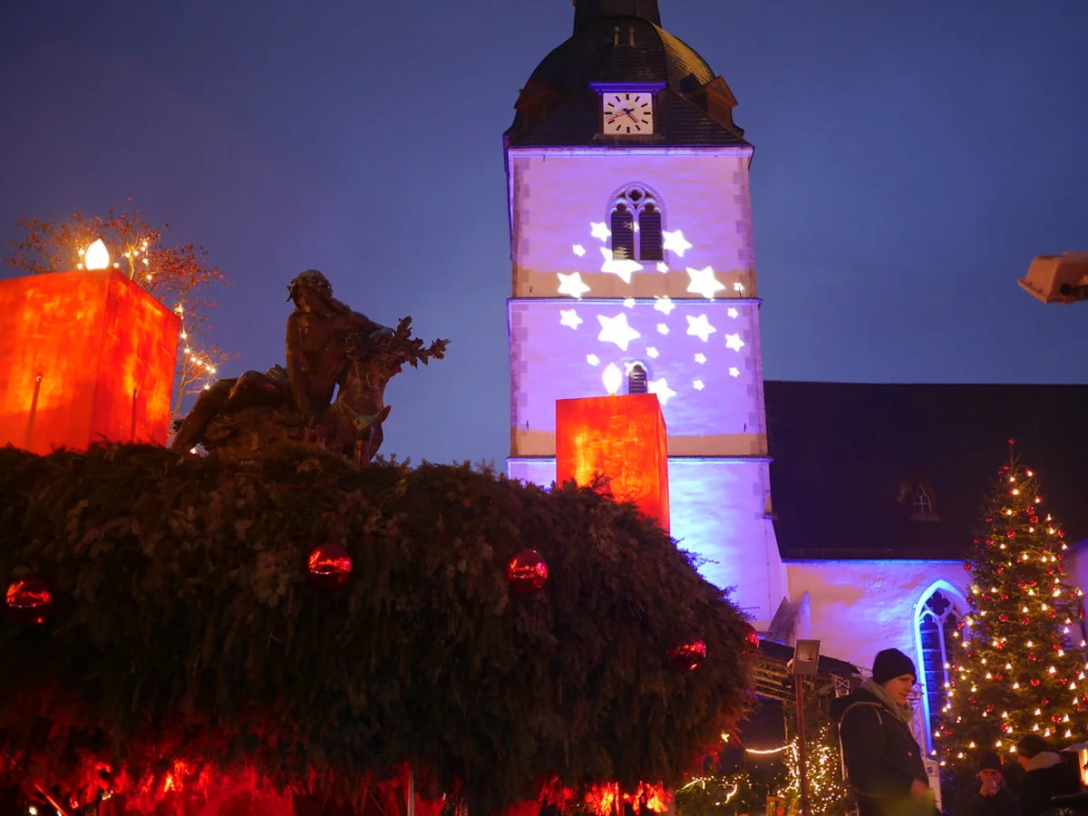 Quedlinburger Weihnachtsmarkt vibrant lights Marktplatz Quedlinburg festive atmosphere St. Nicholas Church tower