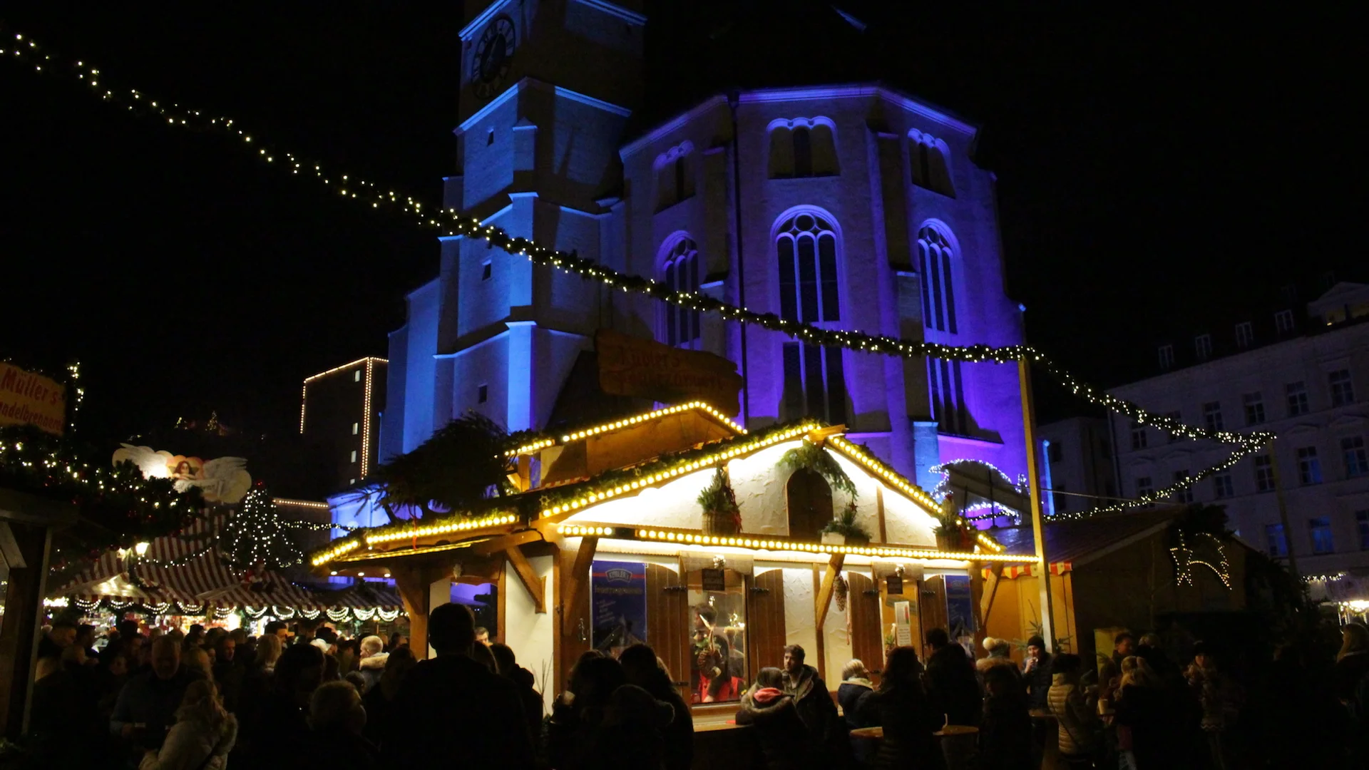 Christkindlmarkt - Neupfarrplatz glowing stalls Regensburg Christmas market festive atmosphere Neupfarrkirche