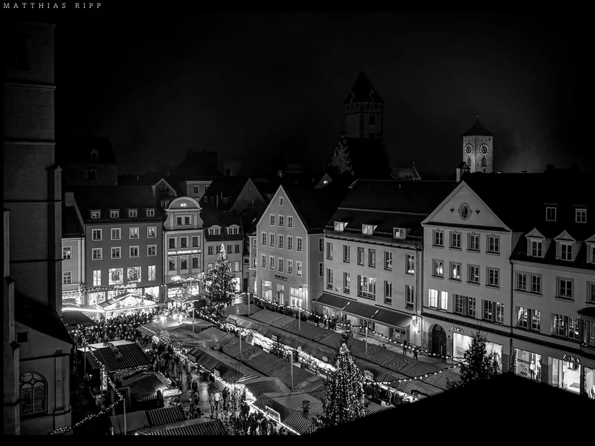 Christkindlmarkt - Neupfarrplatz elevated view Regensburg magical twilight Neupfarrkirche