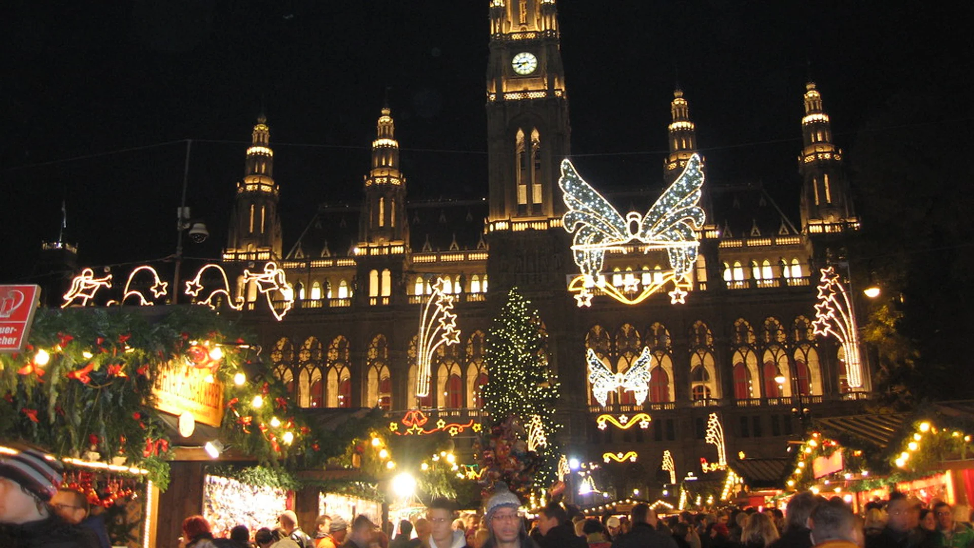 Lucreziamarkt - Haidplatz illuminated by St. Peter's Cathedral in Regensburg's festive holiday atmosphere