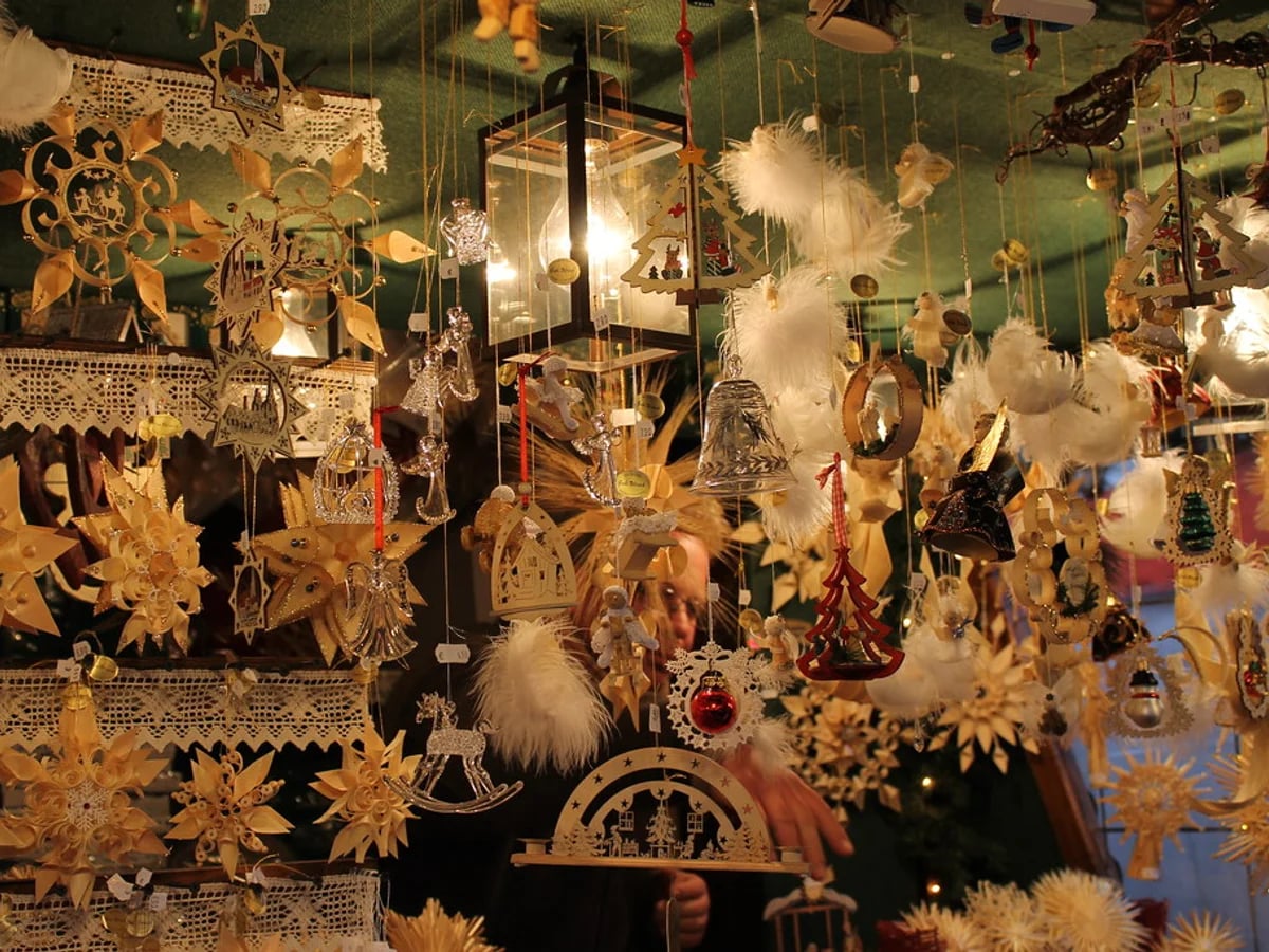 Lucreziamarkt wooden ornaments close-up Regensburg warm golden evening light