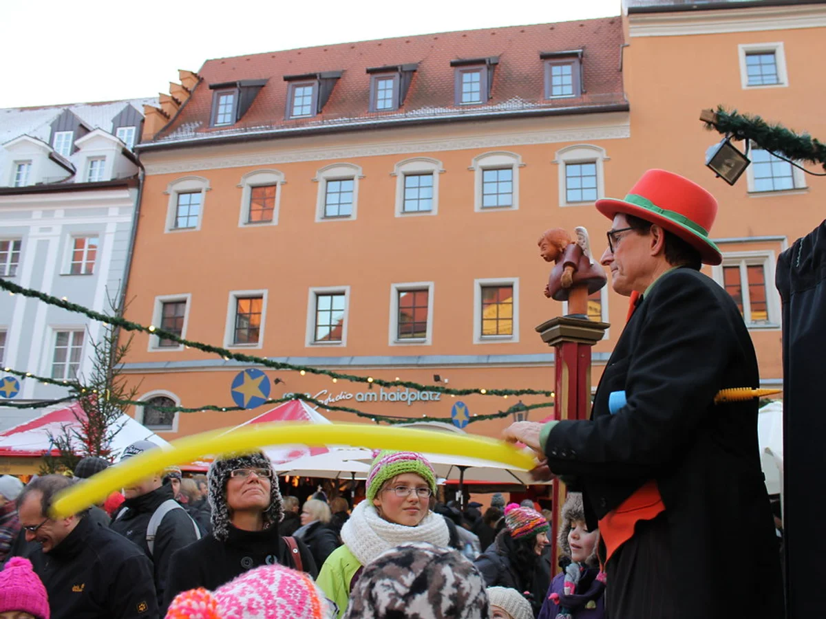 Lucreziamarkt festive performers capturing crowd energy in Regensburg's Haidplatz and Kohlenmarkt