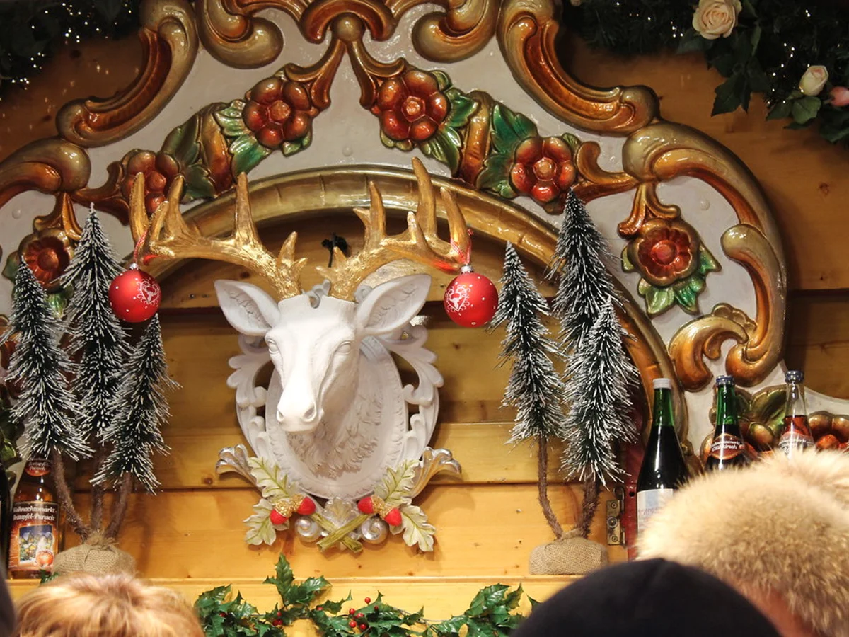 Romantischer Weihnachtsmarkt ornate Baroque stall Regensburg festive atmosphere Schloss Thurn und Taxis