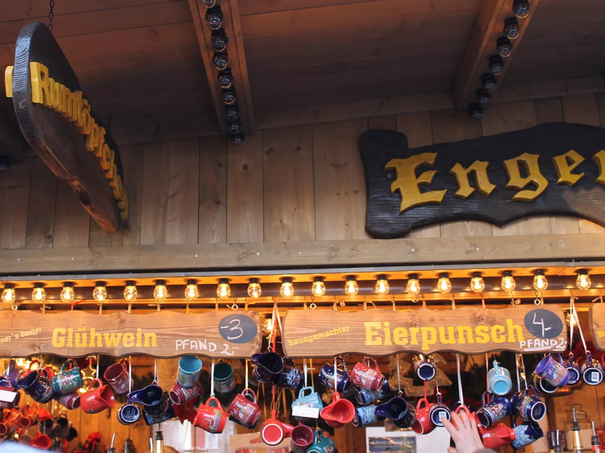 Romantischer Weihnachtsmarkt authentic Glühwein stall Regensburg festive atmosphere Schloss Thurn und Taxis