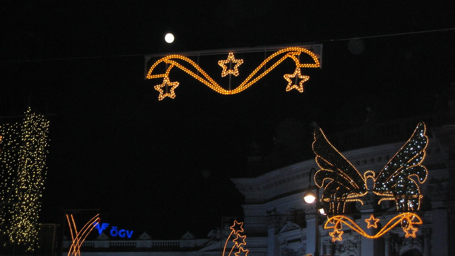 Romantischer Weihnachtsmarkt golden star decorations Regensburg magical atmosphere Schloss Thurn und Taxis